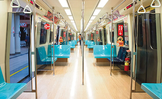 [Translate to Chinese:] An almost empty train with blue seats and bright lights 